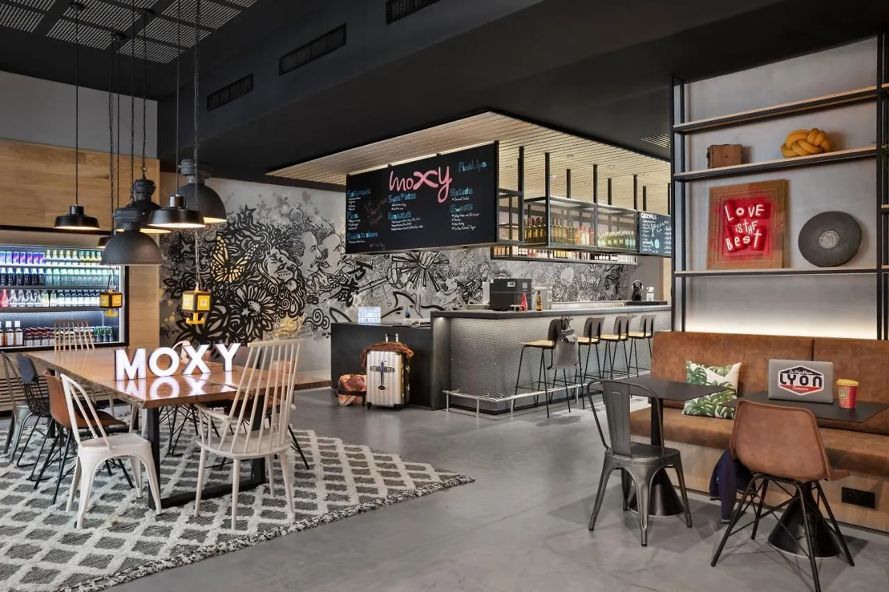 Moxy Lyon Airport Hotel Colombier-Saugnieu