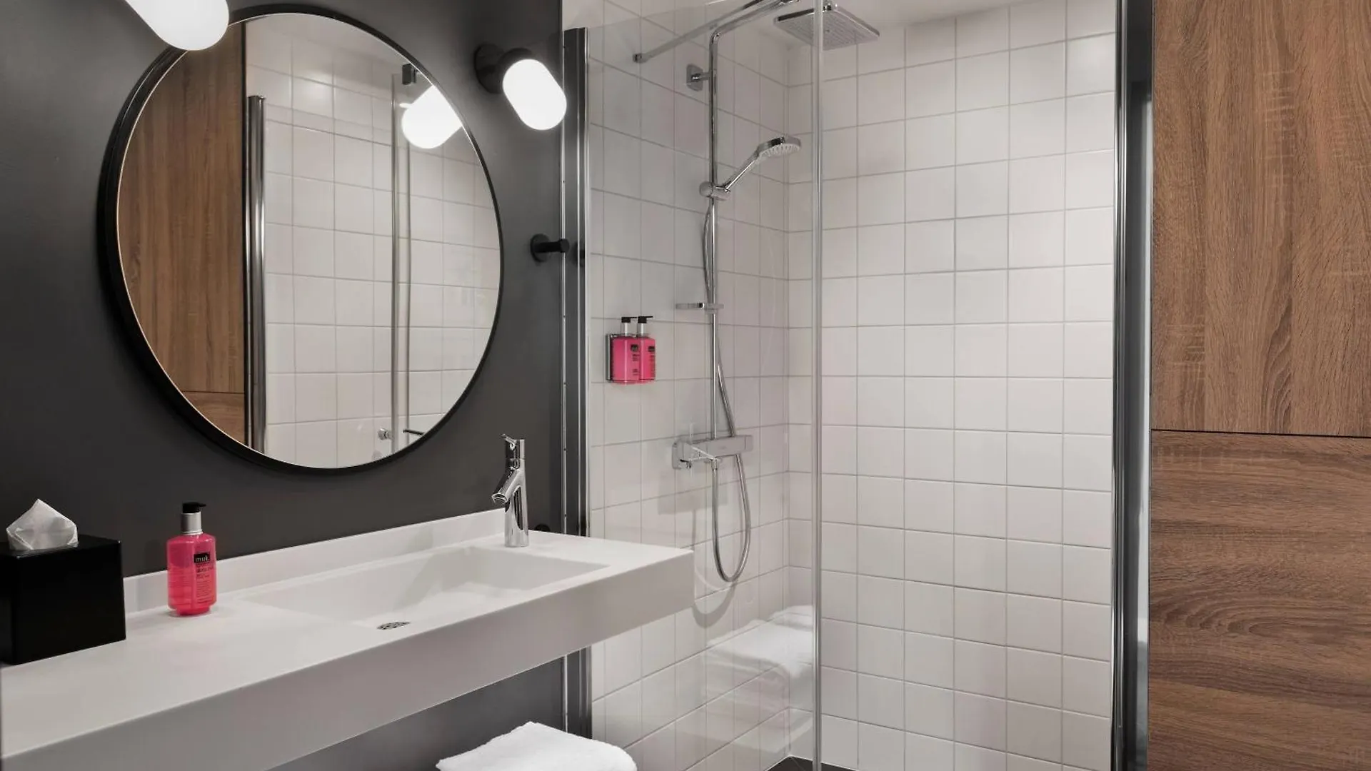 Moxy Lyon Airport Hotel Colombier-Saugnieu