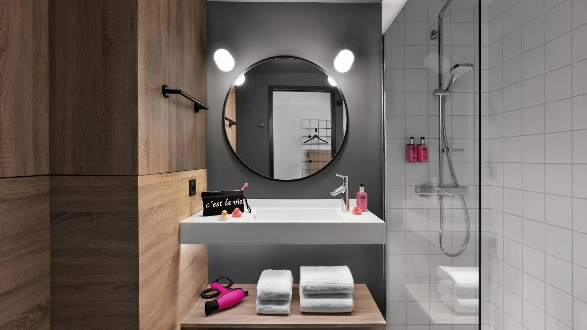 Hotel Moxy Lyon Airport Colombier-Saugnieu 3*,
